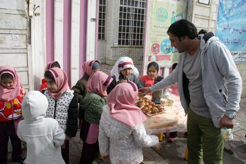 نذری دانش آموزان پیش دبستانی بروجرد به مناسبت شهادت امام رضا (ع)