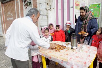 نذری دانش آموزان پیش دبستانی بروجرد به مناسبت شهادت امام رضا (ع)