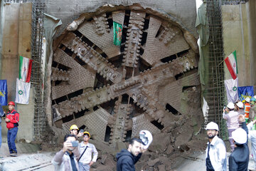 خروج دستگاه TBM حفر تونل قطار شهری از ایستگاه امامت مشهد با حضور وزیر اقتصاد