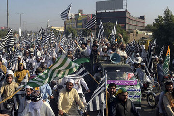 پلیس پاکستان به دنبال قطع فروش بنزین به معترضان 