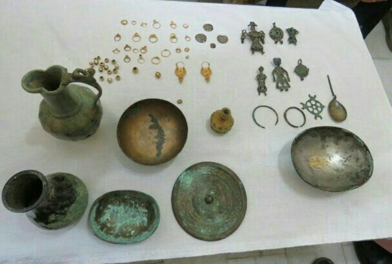 اشیای تاریخی کشف شده در دشتستان به موزه باستانی برازجان منتقل می‌شود