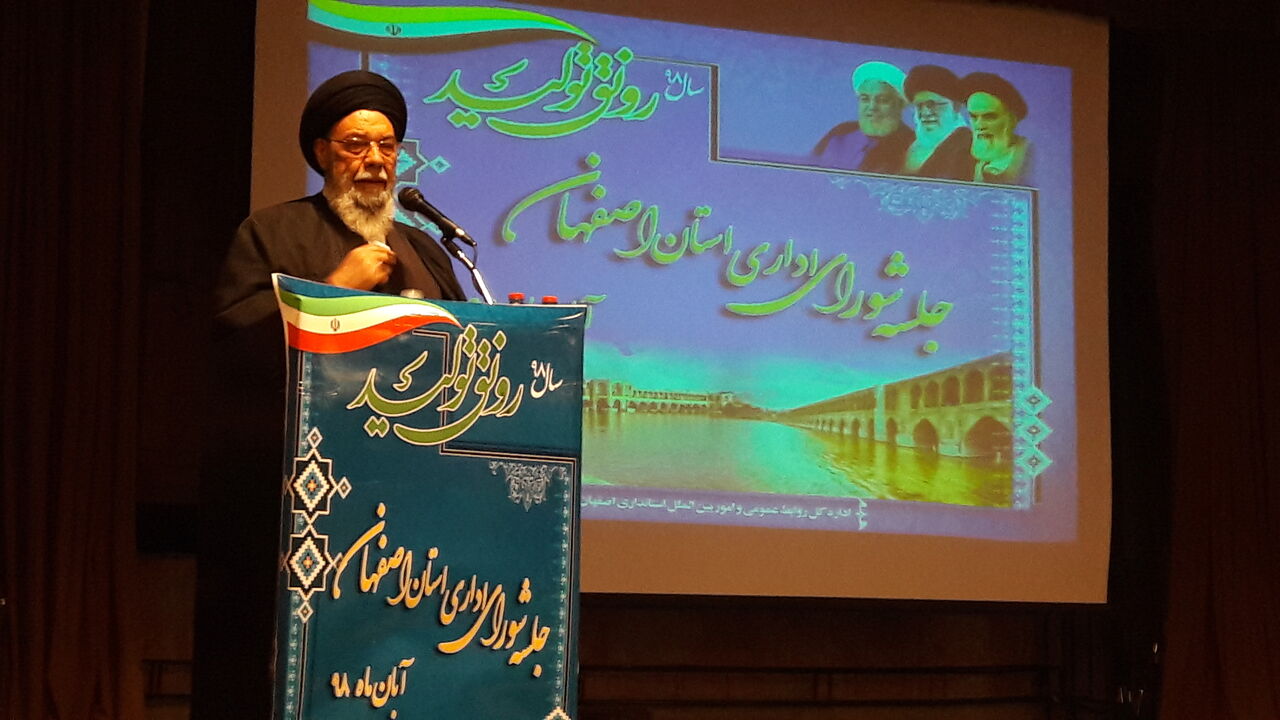 امام جمعه اصفهان: گاهی به اسم قانون، کارشکنی میشود امام جمعه اصفهان: گاهی به اسم قانون، کارشکنی میشود