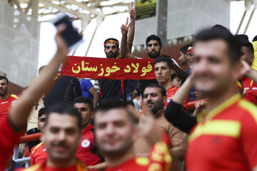 دیدار تیم‌های فولاد خوزستان و پرسپولیس در نخستین دیدار هفته دهم لیگ برتر فوتبال