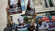 آسانژ در زندان انگلیس با مرگ دست و پنجه نرم می‌کند