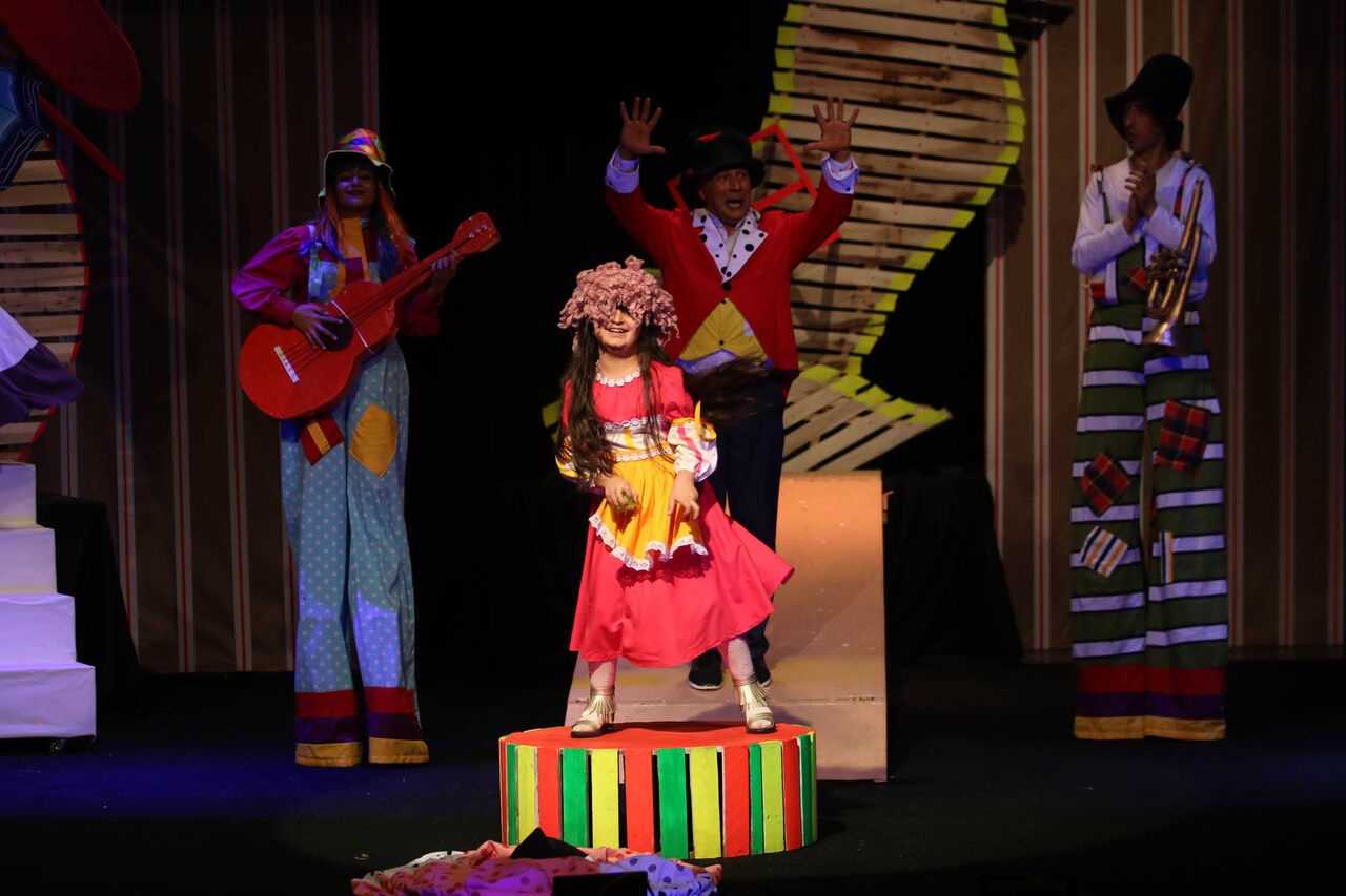 ​​نمایش «اتاق بازی» در جشنواره تئاتر همدان تولید را به خردسالان آموزش می‌دهد