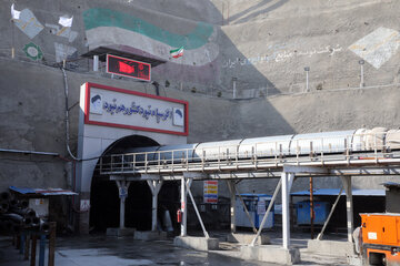 ایرنا - ارومیه - اسحاق جهانگیری معاون اول رئیس جمهوری روز پنجشنبه و در ادامه سفر خود به استان آذربایجان غربی از طرح تونل انتقال آب سد کانی‌سیب به دریاچه ارومیه بازدید کرد.عکاس فرج صمدی