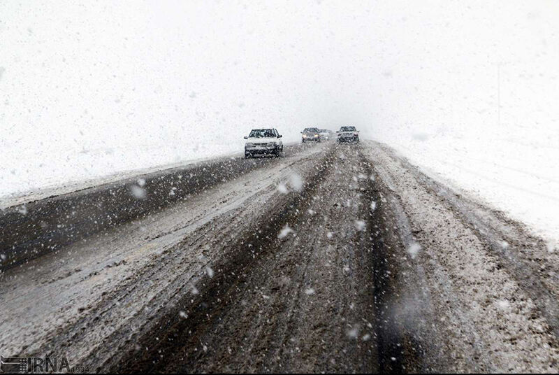 بارش برف و باران در محورهای ۵ استان کشور