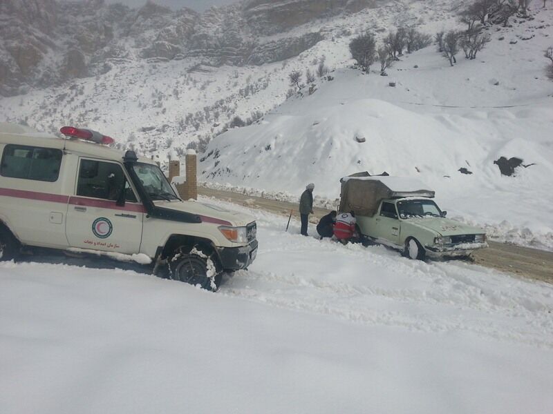سرنشینان ۵۰ خودرو در برف تاراز اندیکا گرفتار شدند سرنشینان ۵۰ خودرو در برف تاراز اندیکا گرفتار شدند