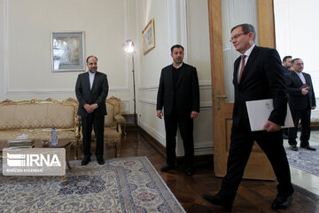 Zarif's meeting with foreign diplomats in Tehran