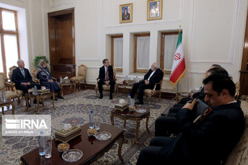 Zarif's meeting with foreign diplomats in Tehran