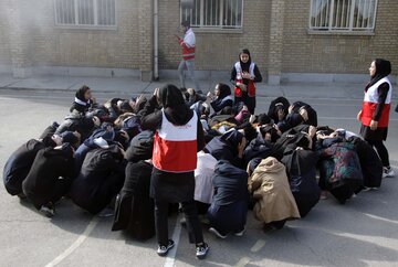 مانور ایمنی در برابر زلزله در دبیرستان بوعلی و انصار بروجرد اجرا شد