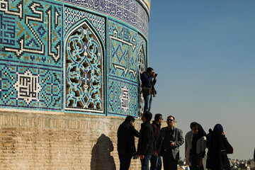 بازدید خبرنگاران از عملیات مرمت نبد مسجد شیخ لطف الله