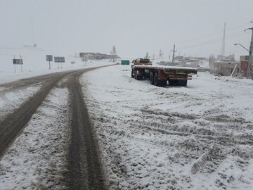 ۲۰۰ خودرو گرفتار در برف محور تکاب - شاهین‌دژ نجات یافتند