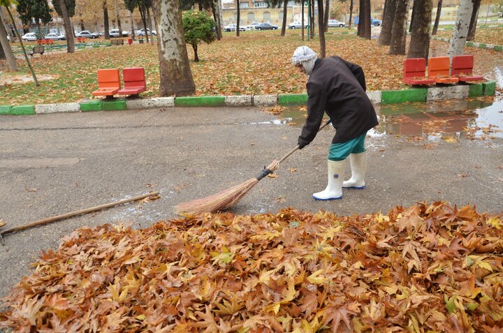 سختی کار حافظان پاکی شهر در سرمای هوا و پاییز برگ‌ریزان