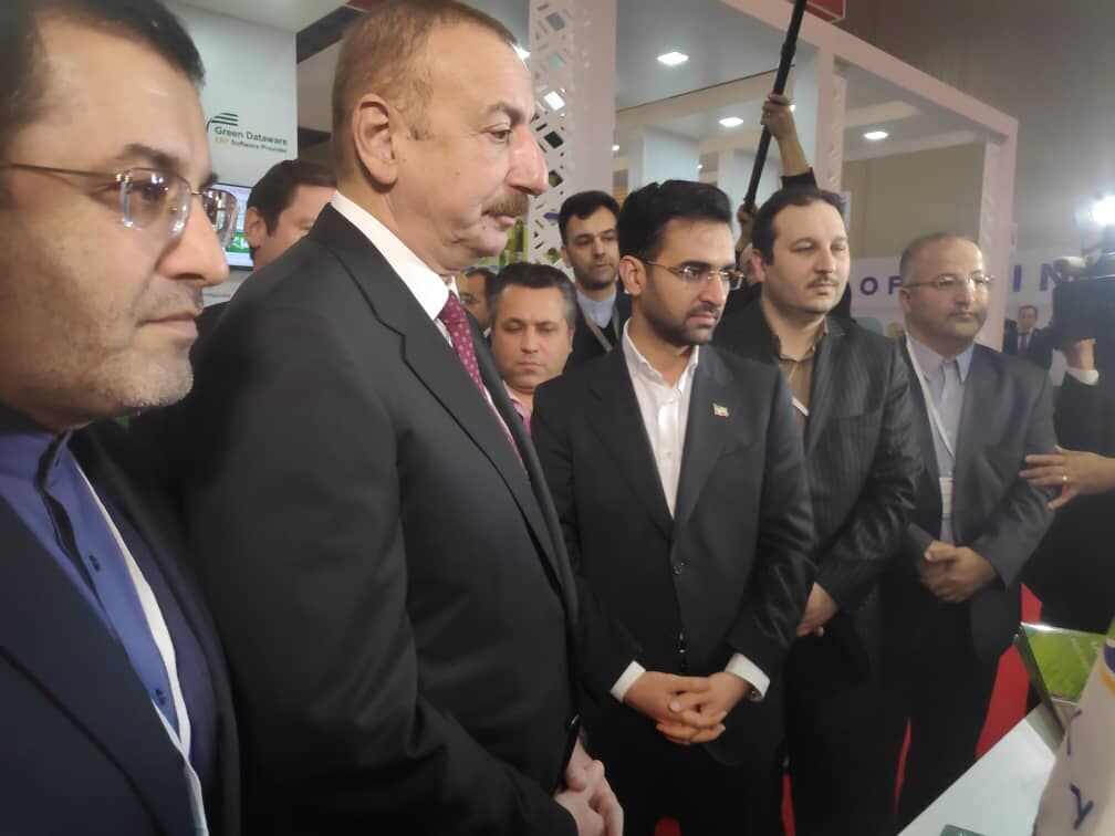 الرئيس الأذربيجاني يتفقد ركن الشركات الإيرانية بمعرض باكوتل
الرئيس الأذربيجاني يتفقد ركن الشركات الإيرانية بمعرض باكوتل