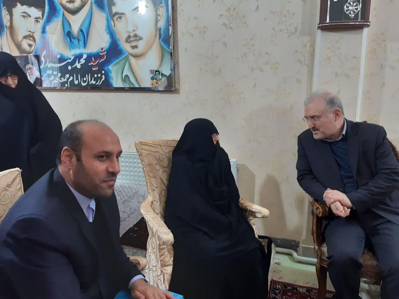 دیدار وزیر بهداشت و درمان با خانواده شهید جنیدی در پیشوا دیدار وزیر بهداشت و درمان با خانواده شهید جنیدی در پیشوا