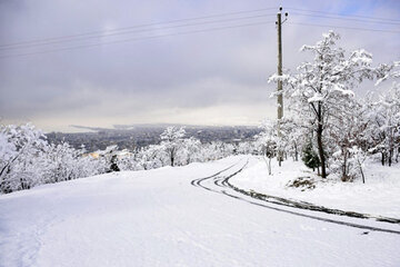 بارش برف جاده سه روستای دهدز را مسدود کرد