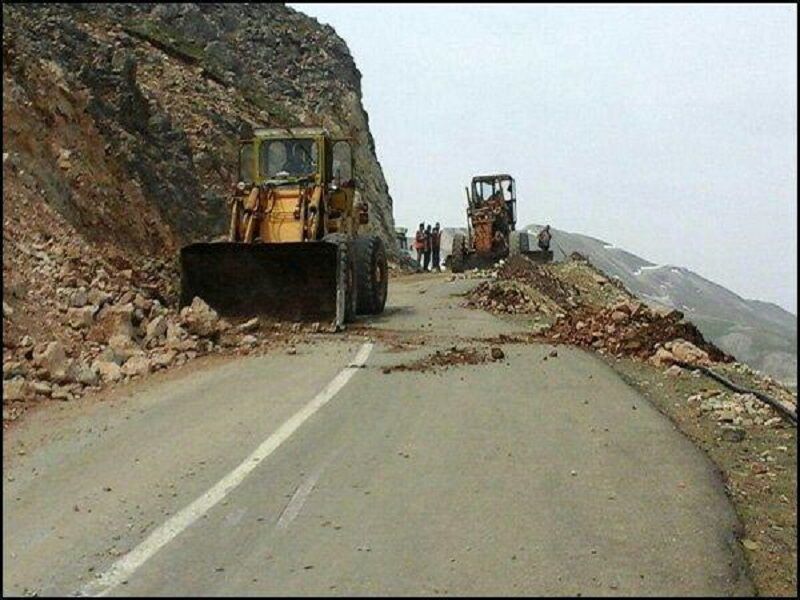 جاده ایذه به لردگان در ۱۰ نقطه ریزش‌برداری شد