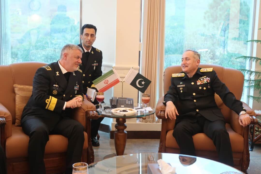 پڑوسی ممالک کو دشنوں کی سازشوں سے خبردار رہنا ہوگا: ایرانی امیرالبحر پڑوسی ممالک کو دشنوں کی سازشوں سے خبردار رہنا ہوگا: ایرانی امیرالبحر