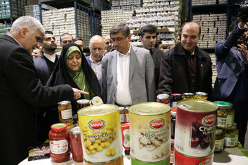 بازدید معصومه ابتکار از کارخانه تولید مواد غذایی سحر همدان