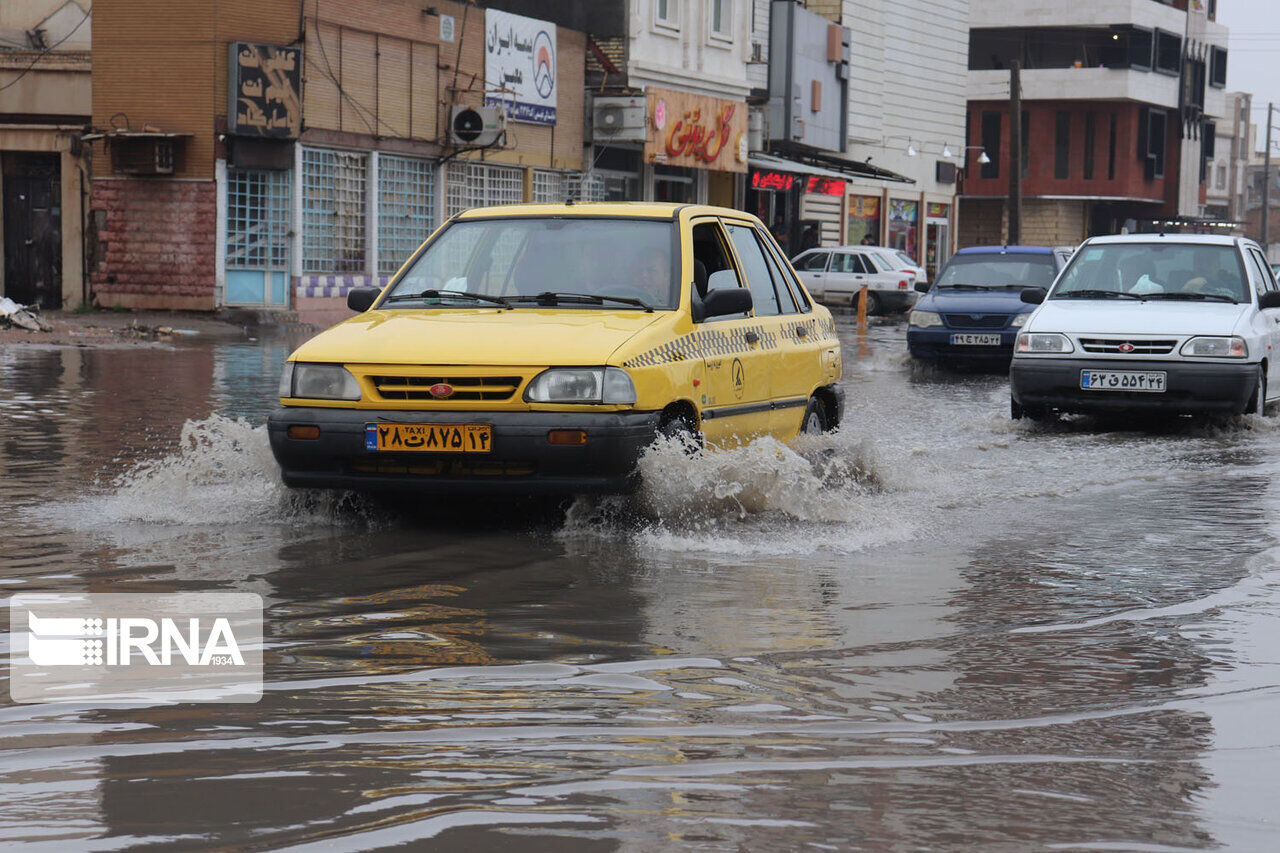 بارش باران موجب آبگرفتکی معابر در خرم‌آباد شد