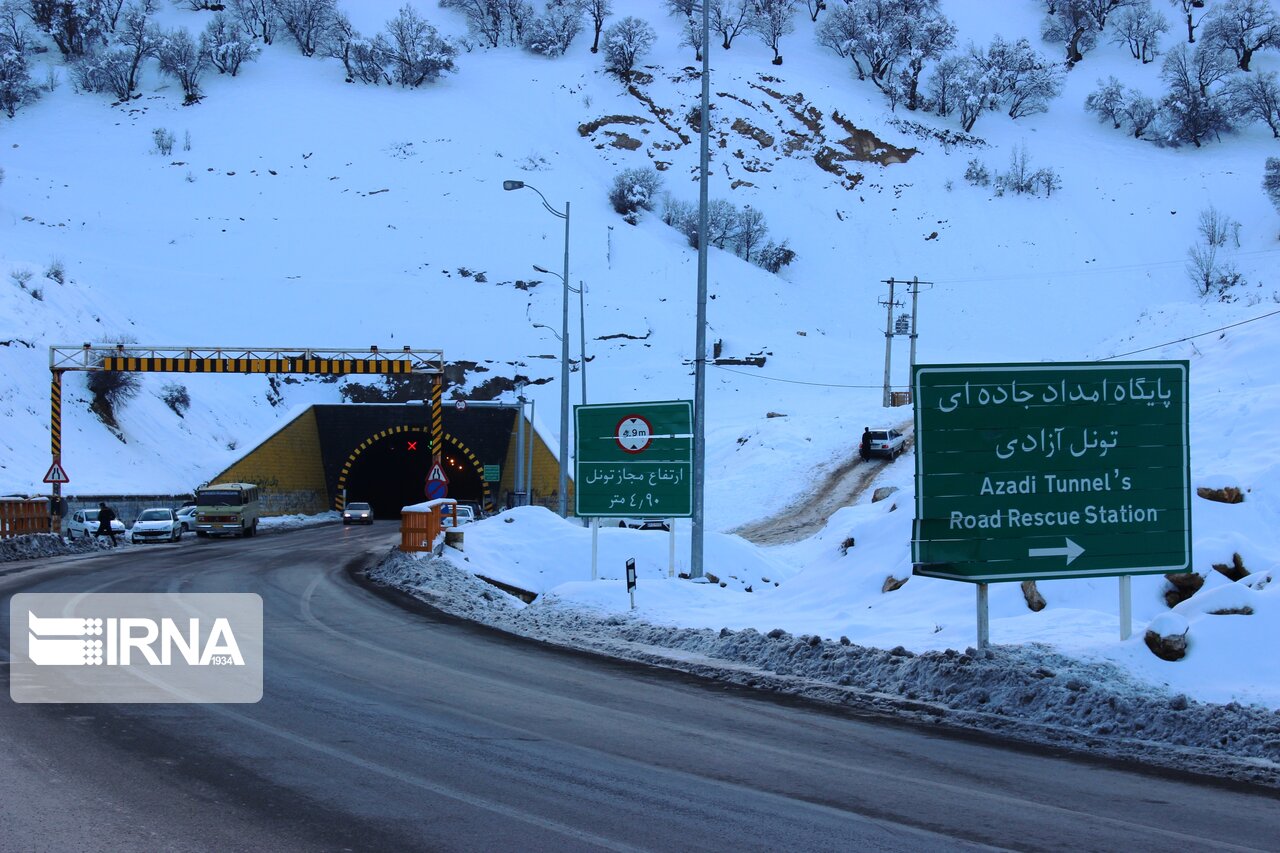 تمام راه‌های ایلام با وجود بارش برف و باران باز است