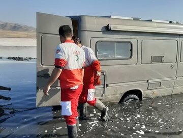 رهاسازی خودروی گردشگر فرانسوی از باتلاق‌های دریاچه ارومیه

