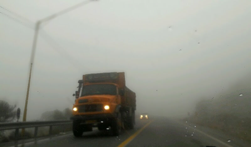 جاده‌های شمالی خراسان رضوی لغزنده و مه‌گرفته است