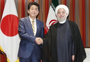 Le président Rohani rencontre Shinzo Abe à Tokyo  