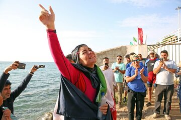 Une Iranienne bat le record du monde de nage avec la main liée 
