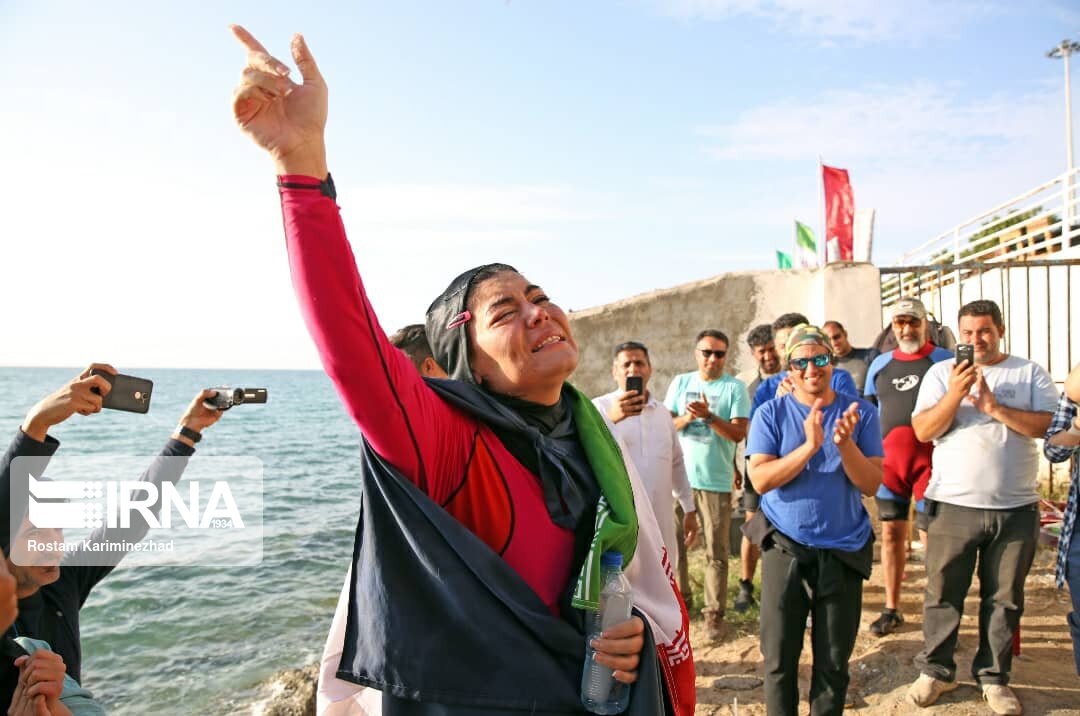 Une Iranienne bat le record du monde de nage avec la main liée 