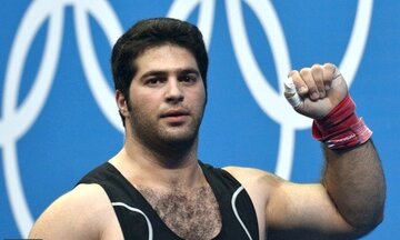 JO 2012: l'Iranien Navab Nasirshelal reçoit enfin sa médaille d'or olympique 