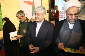 رونمایی ازهفت کتاب در خصوص زندگی شهدا، دفاع مقدس و کودکان و تجلیل از خانواده شهدا و ایثارگران زن هرمزگان