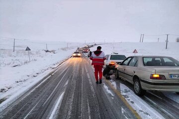 سرنشینان ۴۴ خودرو گرفتار برف در اشنویه رهایی یافتند