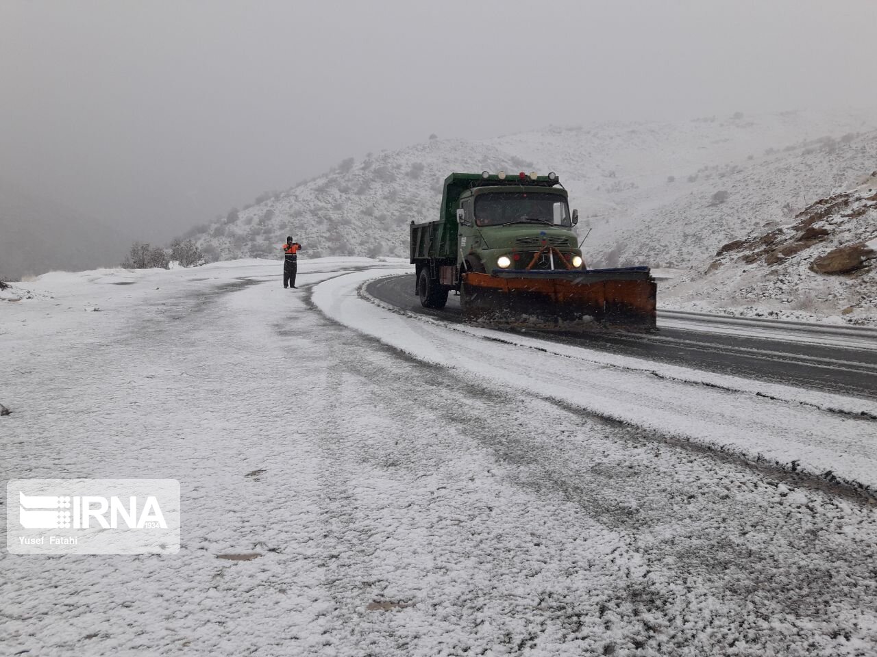 تردد در جاده‌های روانسر با زنجیر چرخ امکان‌پذیر است