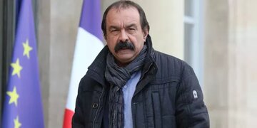 رئیس کنفدراسیون کار فرانسه: مکرون با آتش بازی می‌کند