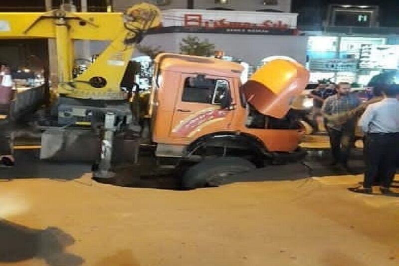 فرونشست زمین در اهواز یک کامیون را بلعید