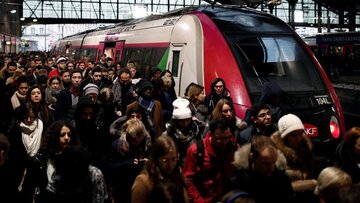 مسدود شدن حرکت قطارها و اتوبوس‌ها در هفته چهارم اعتصاب‌های فرانسه