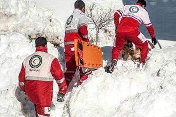 امدادگران یک کولبر گرفتار در برف گردنه تته را نجات دادند