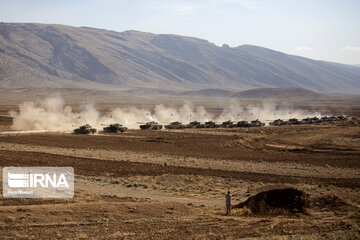 Army ground forces perform maneuver in south Iran