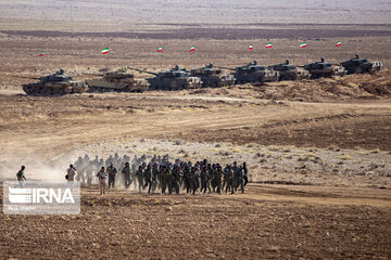 Army ground forces perform maneuver in south Iran