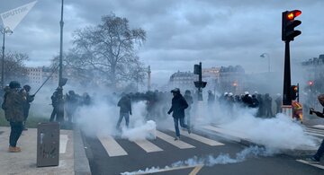 حمله پلیس فرانسه با گاز اشک‌آور به اعتصاب کنندگان