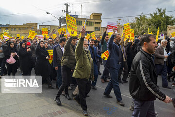 نمازگزاران جمعه در شیراز انزجار خود را از اقدام تروریستی آمریکا ابراز کردند