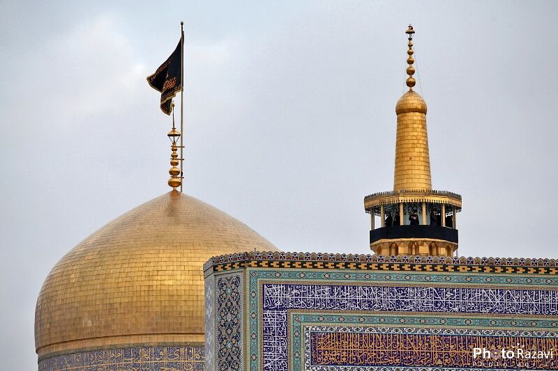 شهادت سردار سلیمانی پرچم حرم مطهر رضوی را سیاه کرد