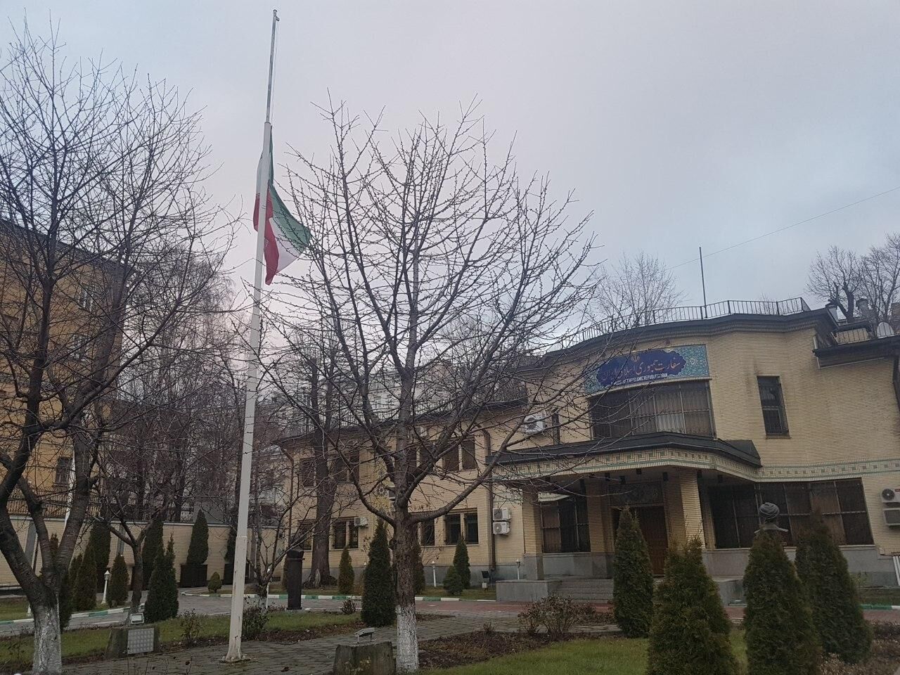 پرچم سفارت ایران در روسیه به حالت نیمه افراشته درآمد