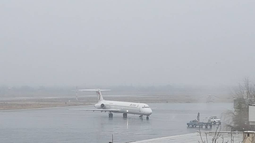 باند فرودگاه ارومیه با وجود بارش برف آماده، عملیاتی و ایمن است