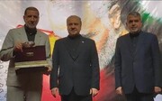 سلطانی‌فر بازوبند پهلوان ملی را به خانواده شهید سلیمانی اهدا کرد