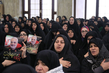 آیین بزرگداشت فرمانده سپاه قدس جمهوری اسلامی ایران سپهبد حاج قاسم سلیمانی و همرزمان شهیدش با حضور اقشار مختلف مردم و مسوولان استان گلستان در مصلی جمعه گرگان برگزار شد