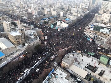 برآورد اولیه حکایتگر حضور افزون بر یک میلیون نفر در مراسم تشییع پیکر پاک شهدای مقاوت در مشهد است