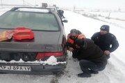 نجات بیش از ۳۵۰ دستگاه خودرو از برف و کولاک محورهای مهاباد 